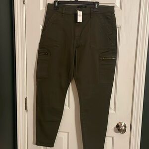 BR Curvy High Rise skinny stretch cargo pants in olive green.